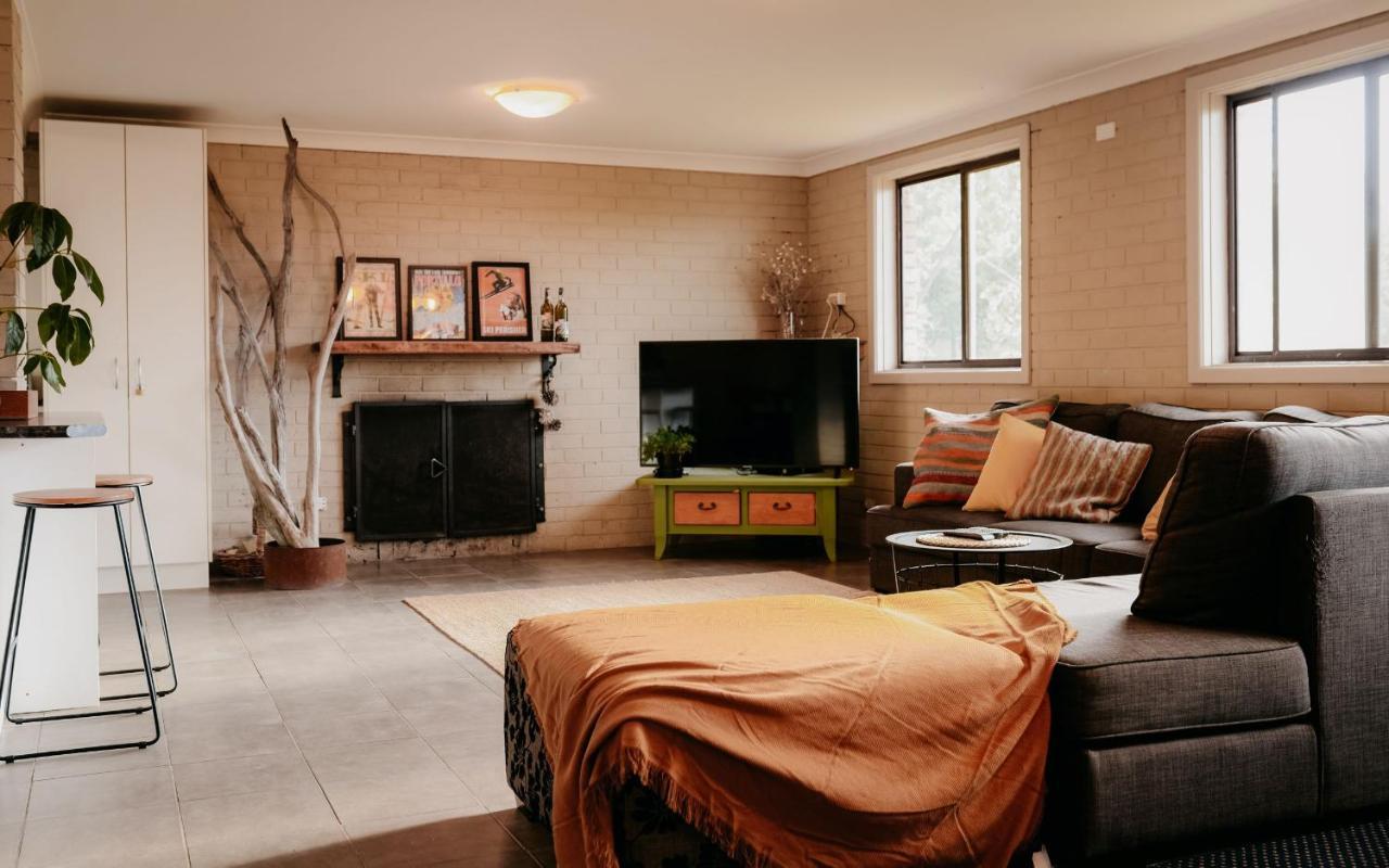 East Lake Travellers Lodge Джиндабайн Екстериор снимка