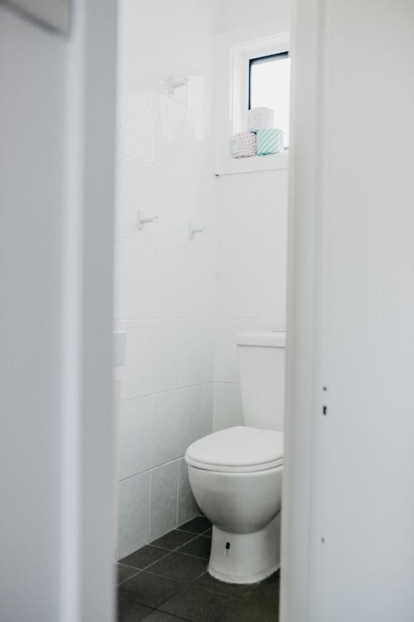East Lake Travellers Lodge Джиндабайн Екстериор снимка